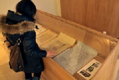 Una visitante observa los planos expuestos en en el Museo de las Ferias. :: F. JIMÉNEZ